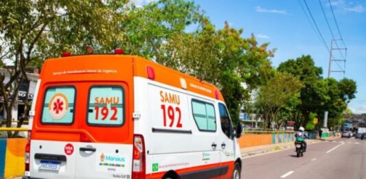 Jovem morre ao bater a cabeça em sarjeta durante acidente de moto em Manaus