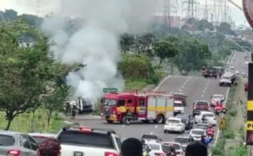 Fiorino pega fogo após atingir poste e causa congestionamento em Manaus