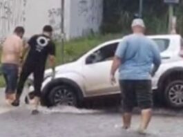 Carro fica preso em cratera após forte chuva no Vieiralves em Manaus