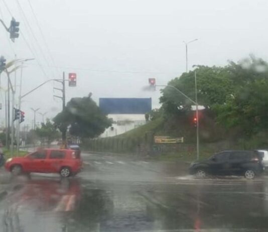 Defesa Civil monitora áreas críticas após alerta de chuva em Manaus