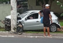 Carro fica destruído após acidente e colisão contra poste na Avenida São Jorge em Manaus