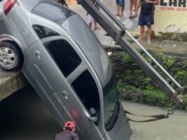 Veículo despenca de ponte e vai parar dentro de igarapé no interior do Amazonas
