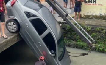 Veículo despenca de ponte e vai parar dentro de igarapé no interior do Amazonas