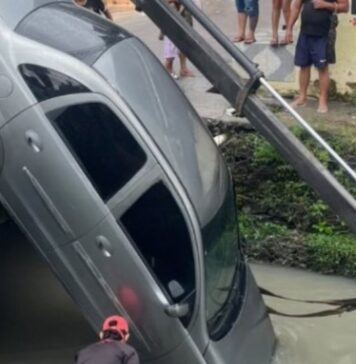 Veículo despenca de ponte e vai parar dentro de igarapé no interior do Amazonas