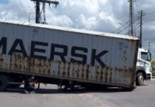 Contêiner cai de carreta e causa transtornos no trânsito do Distrito Industrial em Manaus