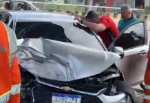 Motorista perde controle e bate carro em mureta próximo ao viaduto do Japiim em Manaus