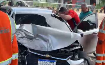 Motorista perde controle e bate carro em mureta próximo ao viaduto do Japiim em Manaus