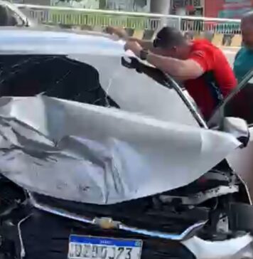 Motorista perde controle e bate carro em mureta próximo ao viaduto do Japiim em Manaus