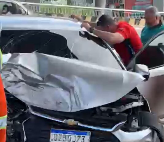 Motorista perde controle e bate carro em mureta próximo ao viaduto do Japiim em Manaus