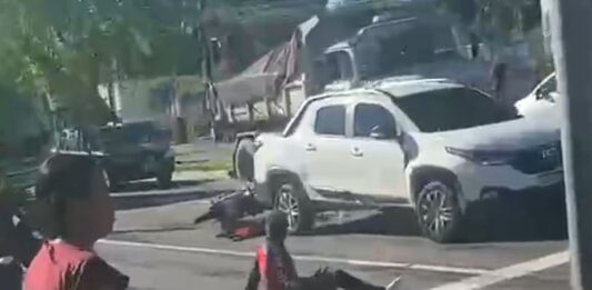 Colisão entre moto e carro deixa duas pessoas feridas na Avenida Coronel Teixeira em Manaus