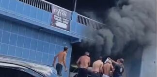 Moradores ajudam a combater incêndio em residência na Zona Oeste de Manaus