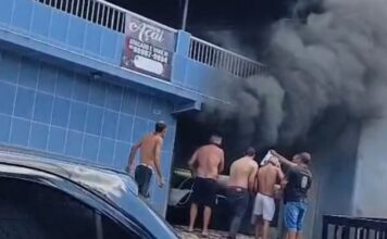 Moradores ajudam a combater incêndio em residência na Zona Oeste de Manaus
