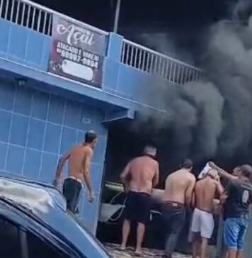Moradores ajudam a combater incêndio em residência na Zona Oeste de Manaus