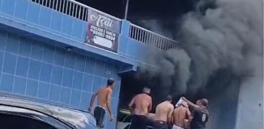 Moradores ajudam a combater incêndio em residência na Zona Oeste de Manaus