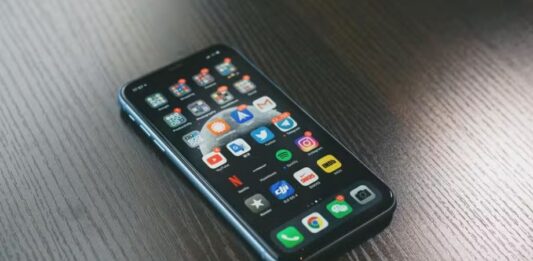 Decretos que ampliam regras para plataformas digitais entram em vigor nesta segunda-feira; saiba mais