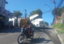 Carreta com contêiner tomba e provoca congestionamento na Zona Norte de Manaus