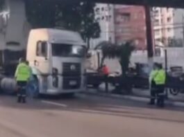 Carreta com turbina provoca congestionamento na Avenida Coronel Teixeira em Manaus