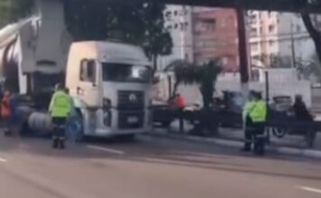 Carreta com turbina provoca congestionamento na Avenida Coronel Teixeira em Manaus