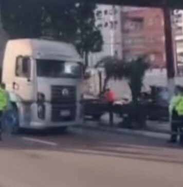 Carreta com turbina provoca congestionamento na Avenida Coronel Teixeira em Manaus