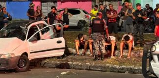 Motociclista fica ferido após carro com adolescentes capotar na Zona Norte de Manaus