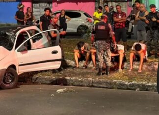 Motociclista fica ferido após carro com adolescentes capotar na Zona Norte de Manaus