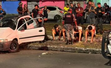 Motociclista fica ferido após carro com adolescentes capotar na Zona Norte de Manaus