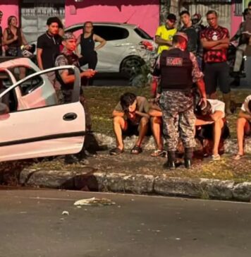 Motociclista fica ferido após carro com adolescentes capotar na Zona Norte de Manaus
