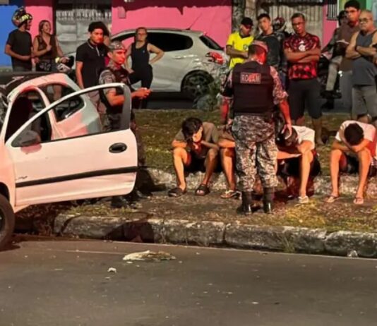 Motociclista fica ferido após carro com adolescentes capotar na Zona Norte de Manaus