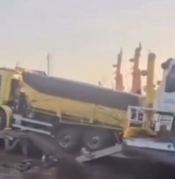 Caçamba fica presa após plataforma ceder no Porto da Ceasa em Manaus