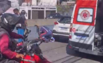 Motociclista fica ferido após bater na traseira de carro na Avenida Darcy Vargas em Manaus