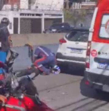 Motociclista fica ferido após bater na traseira de carro na Avenida Darcy Vargas em Manaus