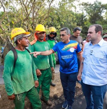 Governador Roberto Cidade fiscaliza obras de pavimentação em Manicoré
