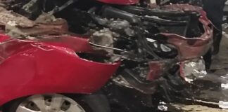 Veículo fica destruído após colidir contra meio-fio na Avenida das Torres em Manaus