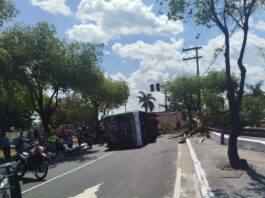 Ônibus tomba após bater contra árvore no São Jorge em Manaus