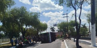 Ônibus tomba após bater contra árvore no São Jorge em Manaus