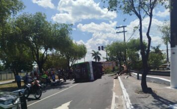 Ônibus tomba após bater contra árvore no São Jorge em Manaus