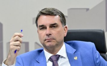 Flávio Bolsonaro não consegue registrar candidatura após aparecer filiado a partido de adversário