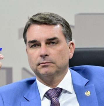 Flávio Bolsonaro não consegue registrar candidatura após aparecer filiado a partido de adversário