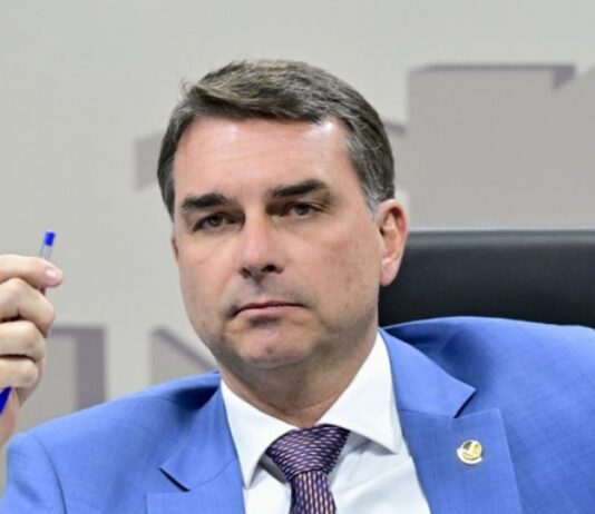 Flávio Bolsonaro não consegue registrar candidatura após aparecer filiado a partido de adversário