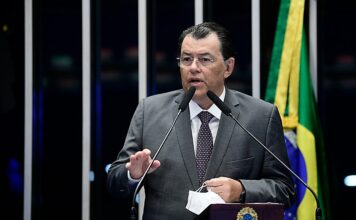 Um dos senadores mais ricos, Eduardo Braga declara ações da JBS, dona da Âmbar, e lucra com alta da energia