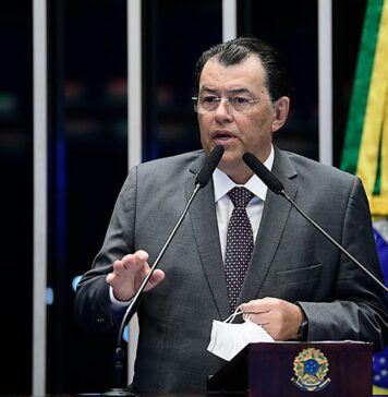 Um dos senadores mais ricos, Eduardo Braga declara ações da JBS, dona da Âmbar, e lucra com alta da energia